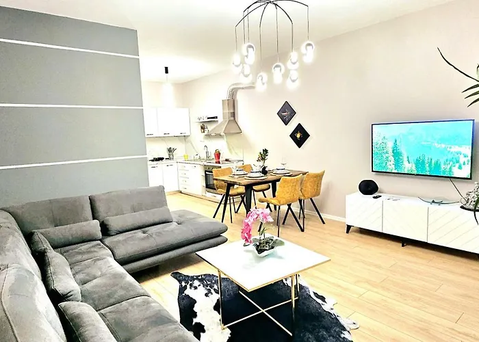 Center Easy_luxury 地拉那